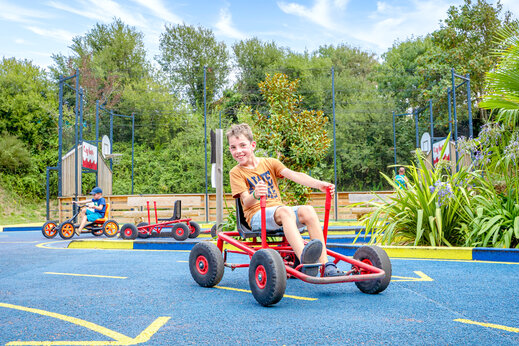 Kinder fahren Tret-Karts auf einer Bahn auf dem Campingplatz CAPFUN L'Eve in Saint-Marc-sur-Mer (44).
