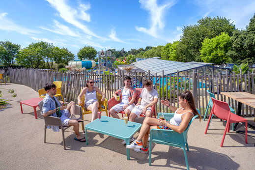 Freunde entspannen an der Bar des Campingplatzes CAPFUN L'Eve in Saint-Marc-sur-Mer (44).