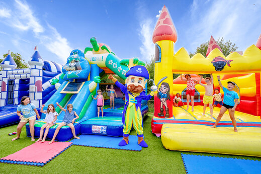 Hüpfburgen, Kinder und Maskottchen auf CAPFUN L'Eve, Saint-Marc-sur-Mer (44).