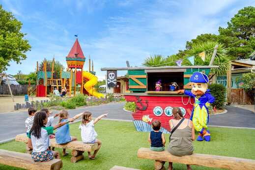 Spielplatz mit Schloss und Puppentheateraufführung auf dem Campingplatz CAPFUN L'Eve in Saint-Marc-sur-Mer.