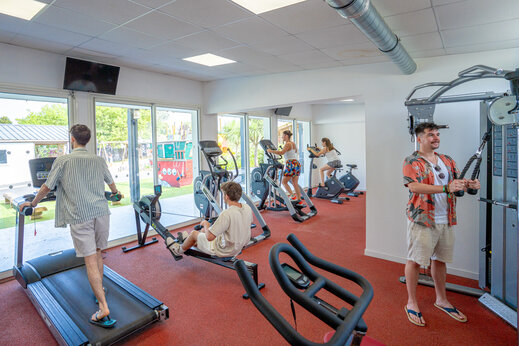 Moderner Fitnessraum mit Geräten auf dem Campingplatz CAPFUN L'Eve in Saint-Marc-sur-Mer (44).