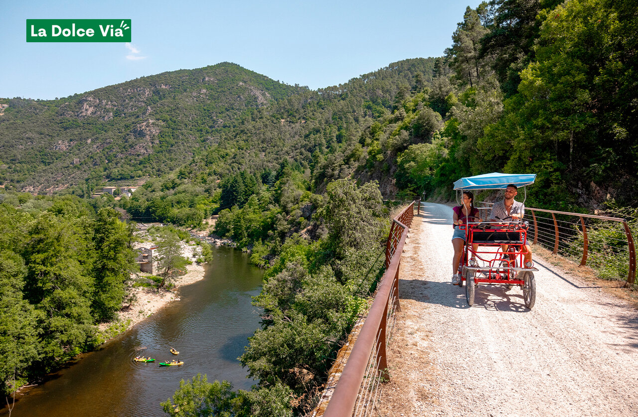 Koppel op rosalie op La Dolce Via, groene weg in Ard�che.