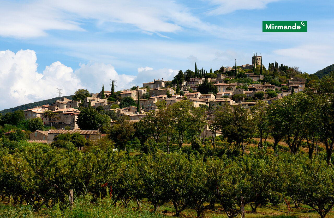 Gelegen dorp Mirmande, Dr�me, een bezienswaardigheid nabij de camping.