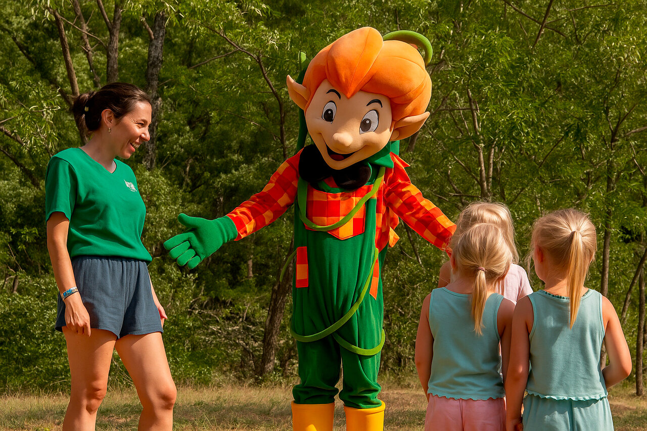 Mascotte en animatrice met kinderen voor animatie op camping CLICOCHIC Eyrieux.