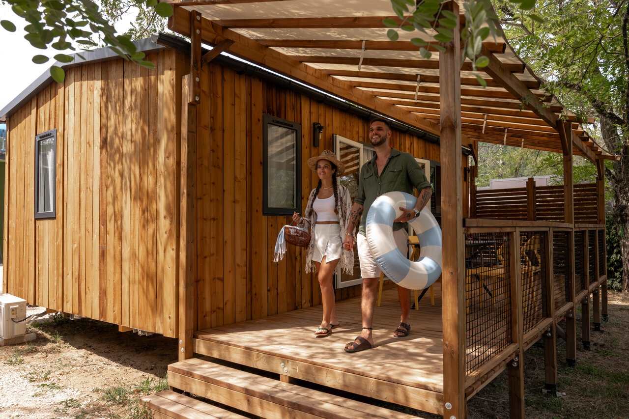 Stacaravan, stel met zwemband op camping CLICOCHIC Eyrieux in Les OLLIERES-SUR-EYRIEUX.