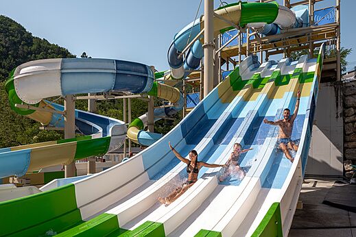 Toboggans aquatiques color�s et pistes de glisse au camping CLICOCHIC Eyrieux � Les OLLIERES-SUR-EYRIEUX.