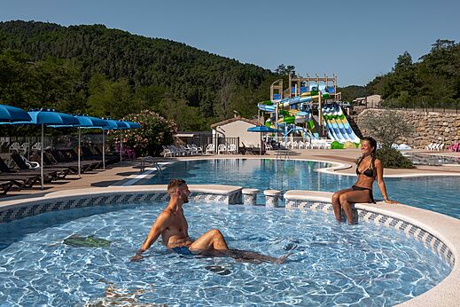 Außenpool und Rutschen auf dem Campingplatz CLICOCHIC Eyrieux in Les OLLIERES-SUR-EYRIEUX.