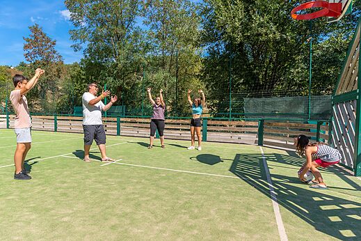 Sportliche Aktivitäten auf Multisportplatz auf dem Campingplatz CLICOCHIC Eyrieux in Les OLLIERES-SUR-EYRIEUX.