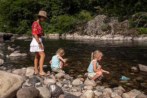Kinder spielen im natürlichen Fluss auf Camping CLICOCHIC Eyrieux in Les OLLIERES-SUR-EYRIEUX.