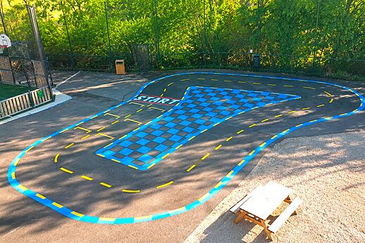 Miniature race track for kids at camping CLICOCHIC Eyrieux, Les OLLIERES-SUR-EYRIEUX.