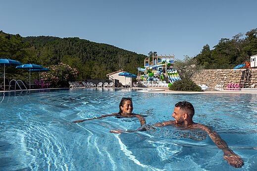 Außenpool und Wasserrutschen im Camping CLICOCHIC Eyrieux in Les OLLIERES-SUR-EYRIEUX.