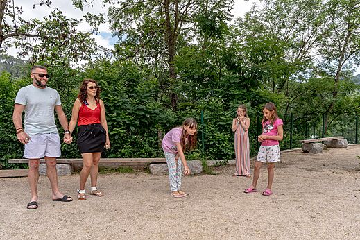 Familie spielt Boule auf dem Gelände des Campingplatzes CLICOCHIC Eyrieux.