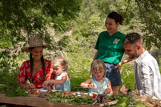 Kreativer Kinderworkshop mit Naturelementen und Animateuren auf dem Campingplatz CLICOCHIC Eyrieux in Les OLLIERES-SUR-EYRIEUX.