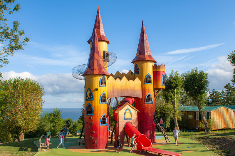 Carabouille Spielplatz - Riesiger Schloss-Spielplatz, Rutschen, Kinder, Camping CAPFUN Falaises, Gonneville (14).