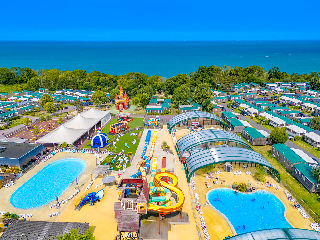 Wasserpark, Mobilheime auf Camping CAPFUN Falaises, Gonneville sur Mer (14).