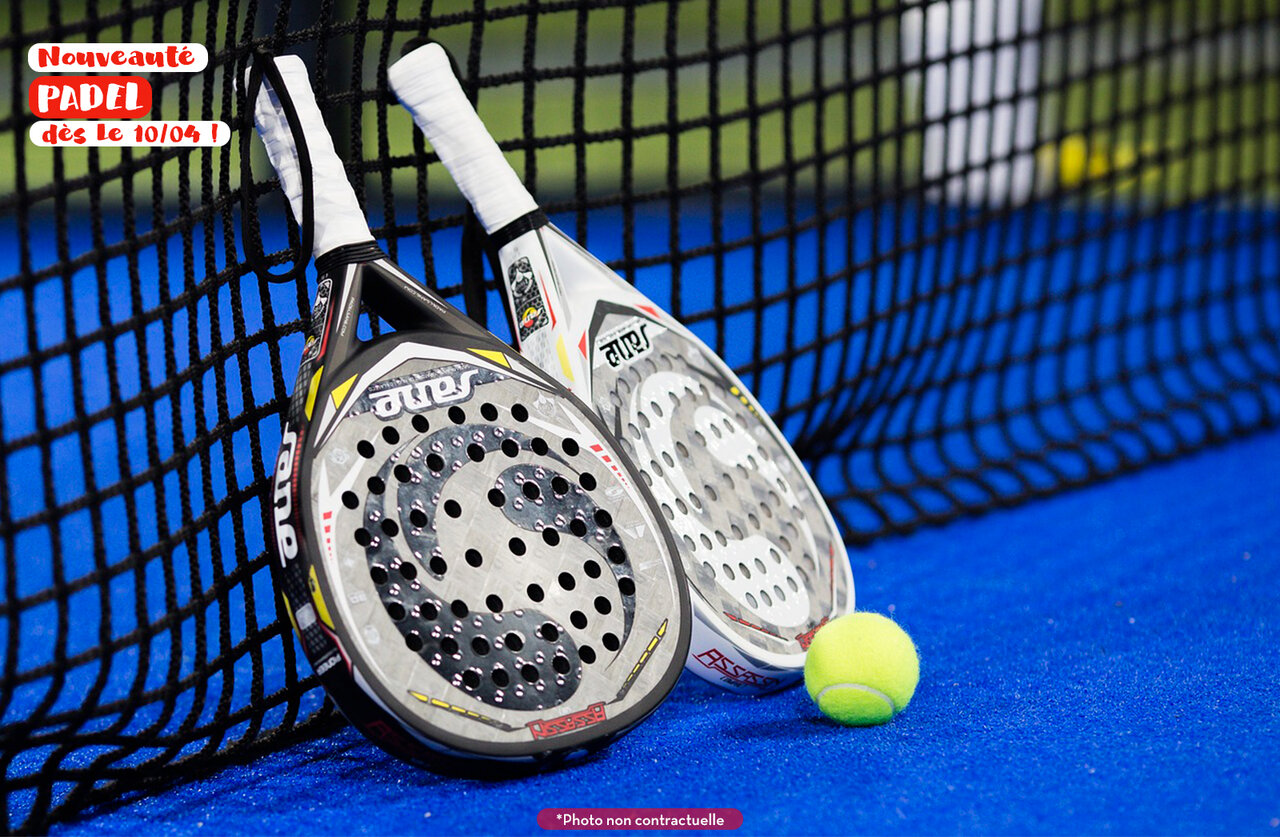 Padel-Schl�ger und Ball auf Platz, auf dem Campingplatz CAPFUN Falaises in Gonneville sur Mer.