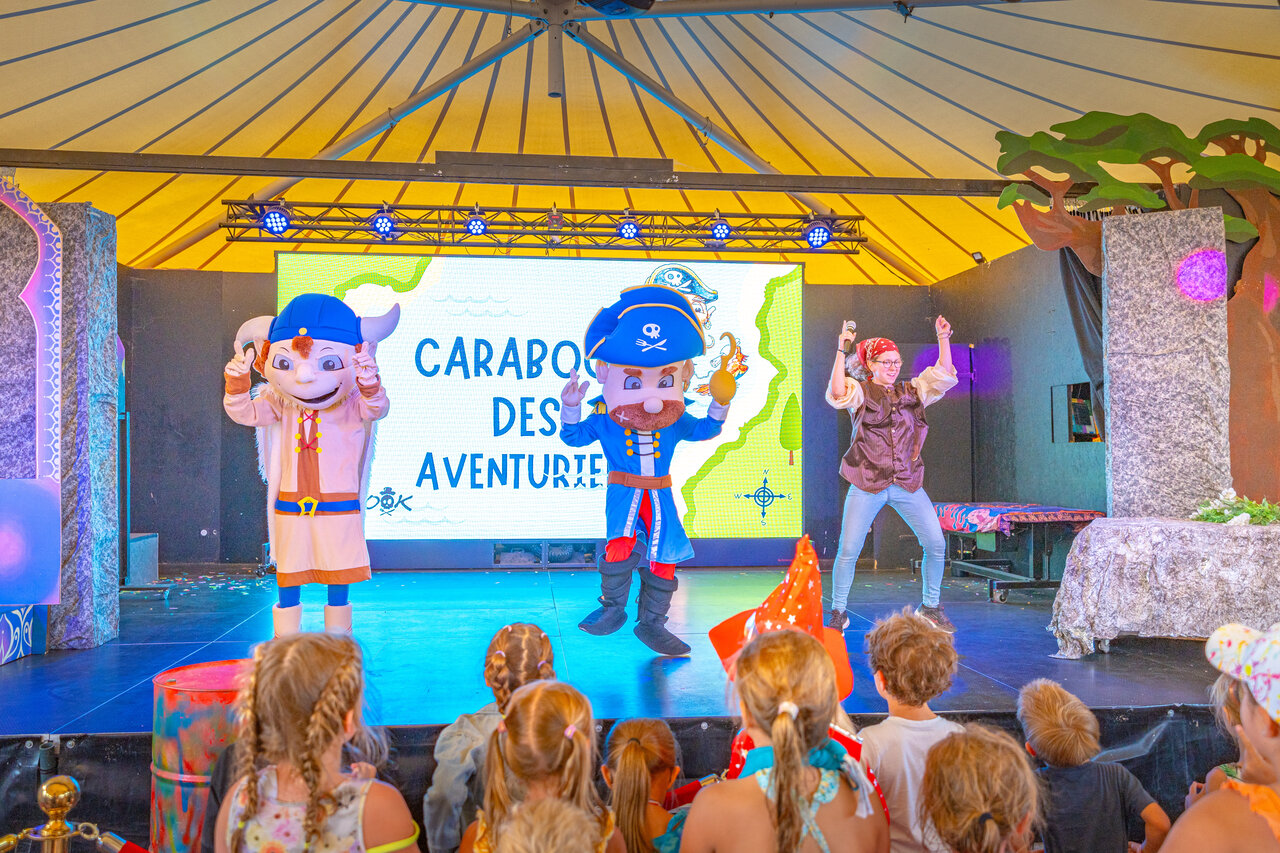 Animationsshow mit Maskottchen und Kindern auf dem Campingplatz CAPFUN Falaises in Gonneville sur Mer.