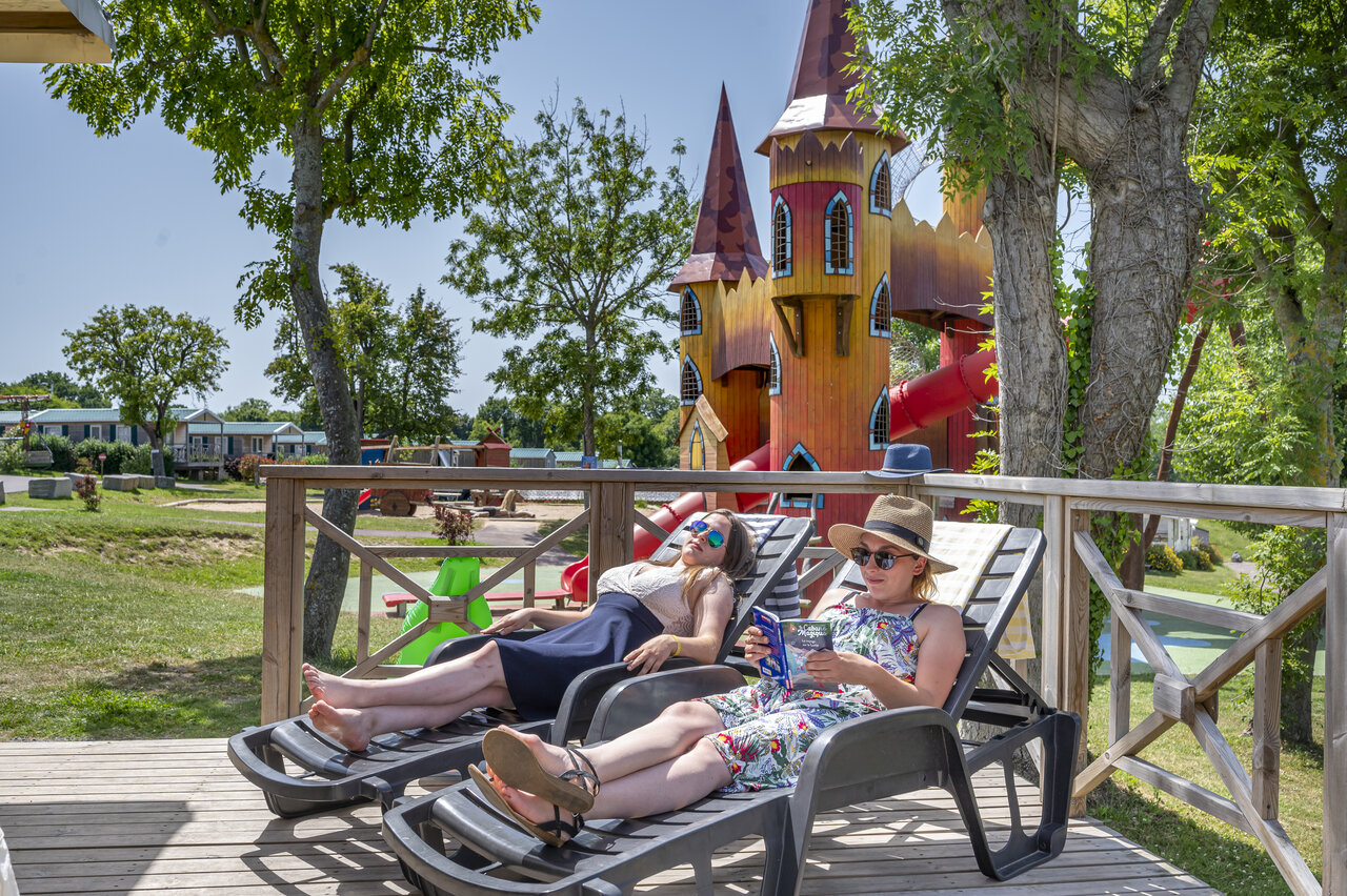 Entspannung, Schloss-Spielplatz auf dem Campingplatz CAPFUN Falaises in Gonneville sur Mer.