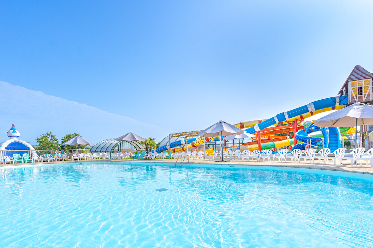 Au�enpool, bunte Wasserrutschen, Liegest�hle auf dem Campingplatz CAPFUN Falaises in Gonneville sur Mer.