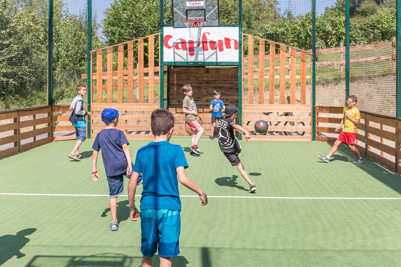 Kinder spielen Fu�ball auf Multisportplatz auf Camping CAPFUN Falaises in Gonneville sur Mer (14).