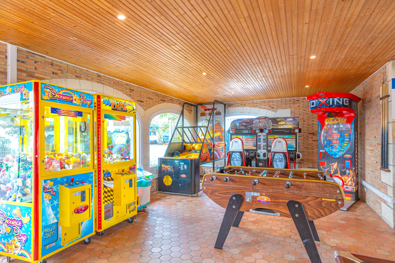 Arcade-Automaten, Kicker, Spiele auf dem Campingplatz CAPFUN Falaises in Gonneville sur Mer.