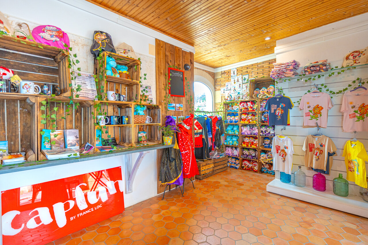 Souvenirladen mit Pl�schtieren, T-Shirts und Kost�men auf dem Campingplatz CAPFUN Falaises in Gonneville sur Mer.
