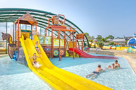 Wasserrutschen, Wasserspiele und Schwimmbad auf dem Campingplatz CAPFUN Falaises in Gonneville sur Mer (14).