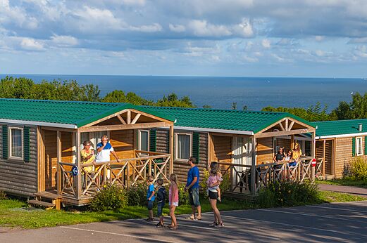 Stacaravans met terrassen en zeezicht op camping CAPFUN Falaises in Gonneville sur Mer (14).