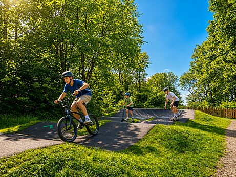 Pump Track für Fahrrad, Roller und Skateboard auf Camping CAPFUN Falaises.