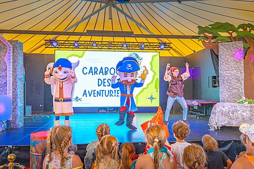 Animatieshow voor kinderen met mascottes en animator op camping CAPFUN Falaises in Gonneville sur Mer.