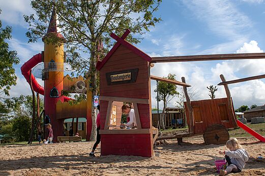 Spielplatz mit farbigem Turm, Rutsche und Spielhaus auf dem Campingplatz CAPFUN Falaises in Gonneville sur Mer (14).