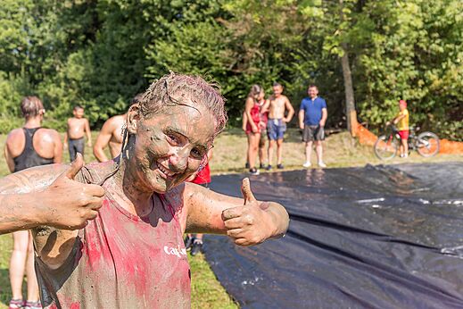 Leuke modderactiviteit op camping CAPFUN Falaises Gonneville sur Mer (14).