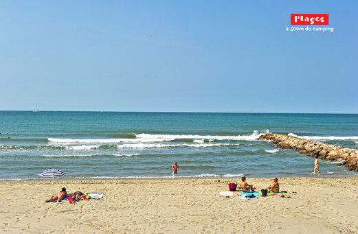 Feiner Sandstrand mit Meer und Sonnenschirm auf dem Campingplatz CAPFUN F�erix in MARSEILLAN PLAGE (34).