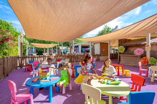 �berdachter Spielplatz, Kinder spielen Bausteine auf CAPFUN F�erix, MARSEILLAN PLAGE.