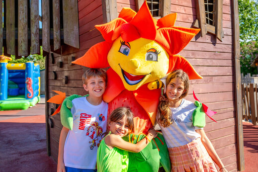 Kinder mit Maskottchen und H�pfburg auf dem Campingplatz CAPFUN F�erix in MARSEILLAN PLAGE.