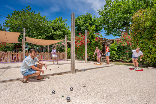 Bouleplatz mit Spielern auf Campingplatz CAPFUN F�erix in MARSEILLAN PLAGE (34).