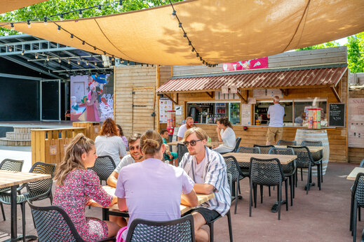 Barterrasse und Animationsb�hne auf Campingplatz CAPFUN F�erix MARSEILLAN PLAGE.