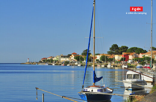 Hafen von Agde, Boote und bunte H�user, Stadt zu besuchen nahe Marseillan Plage.