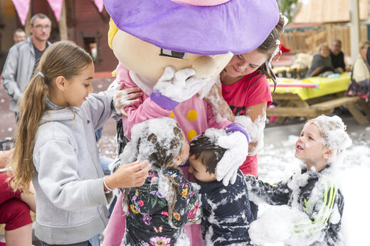 Kinder spielen mit Maskottchen und Schaum bei Animation auf Camping CAPFUN F�erix in MARSEILLAN PLAGE (34).