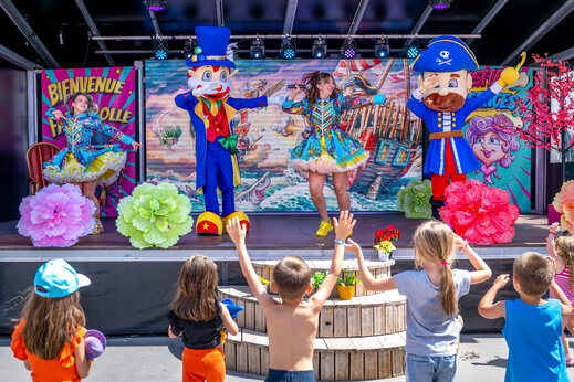 Animationsshow mit Maskottchen und T�nzern f�r Kinder auf dem Campingplatz CAPFUN F�erix in MARSEILLAN PLAGE (34).