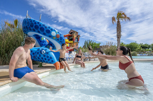 Wasserrutsche und Pool auf CAPFUN F�erix Campingplatz, MARSEILLAN PLAGE (34).