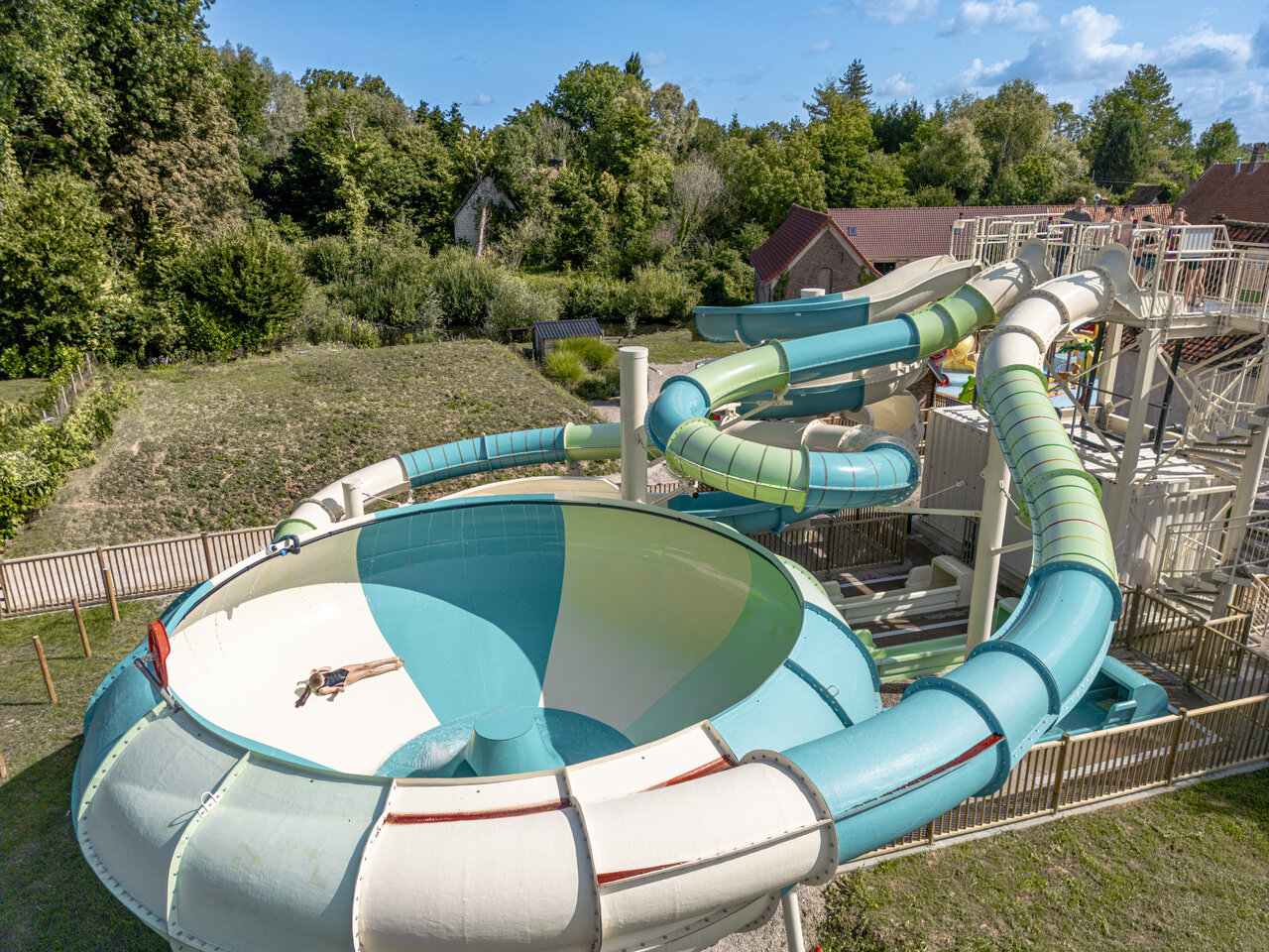 Large thrilling water slide and swimming pool at CLICOCHIC Ferme des Aulnes campsite in NAMPONT SAINT MARTIN (80).