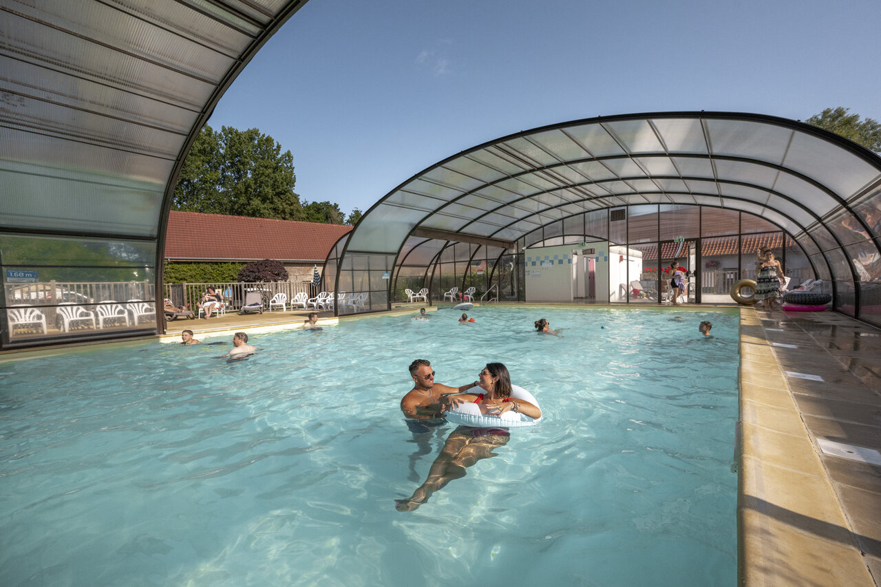 Covered heated pool, swimmers, CLICOCHIC Ferme des Aulnes campsite NAMPONT SAINT MARTIN.