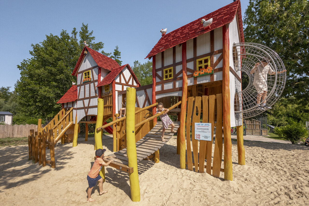 Themed wooden playground, children at CLICOCHIC Ferme des Aulnes campsite in NAMPONT SAINT MARTIN (80).