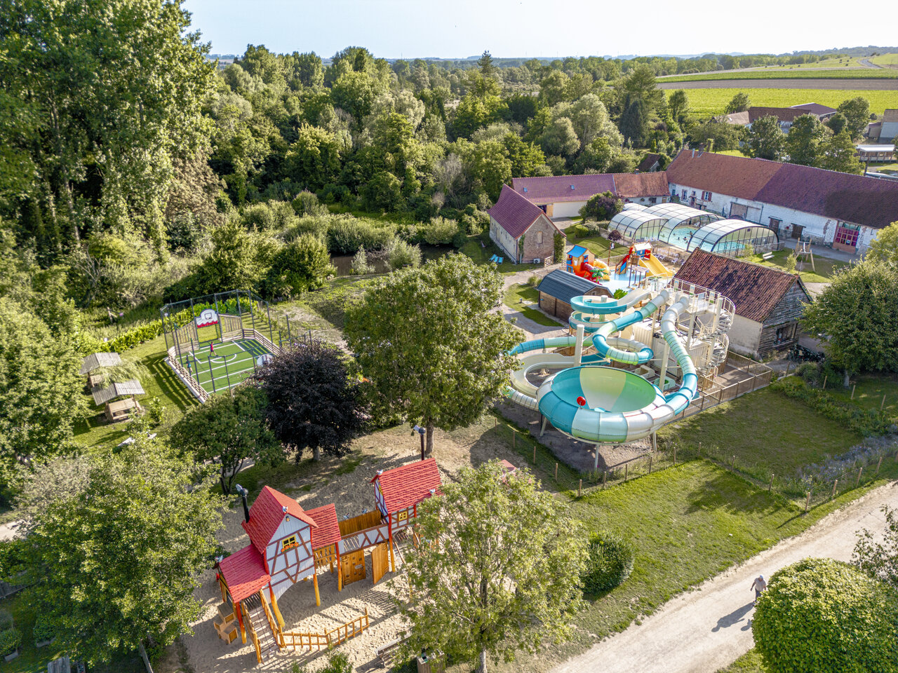Water park and pools at CLICOCHIC Ferme des Aulnes campsite in NAMPONT SAINT MARTIN (80).