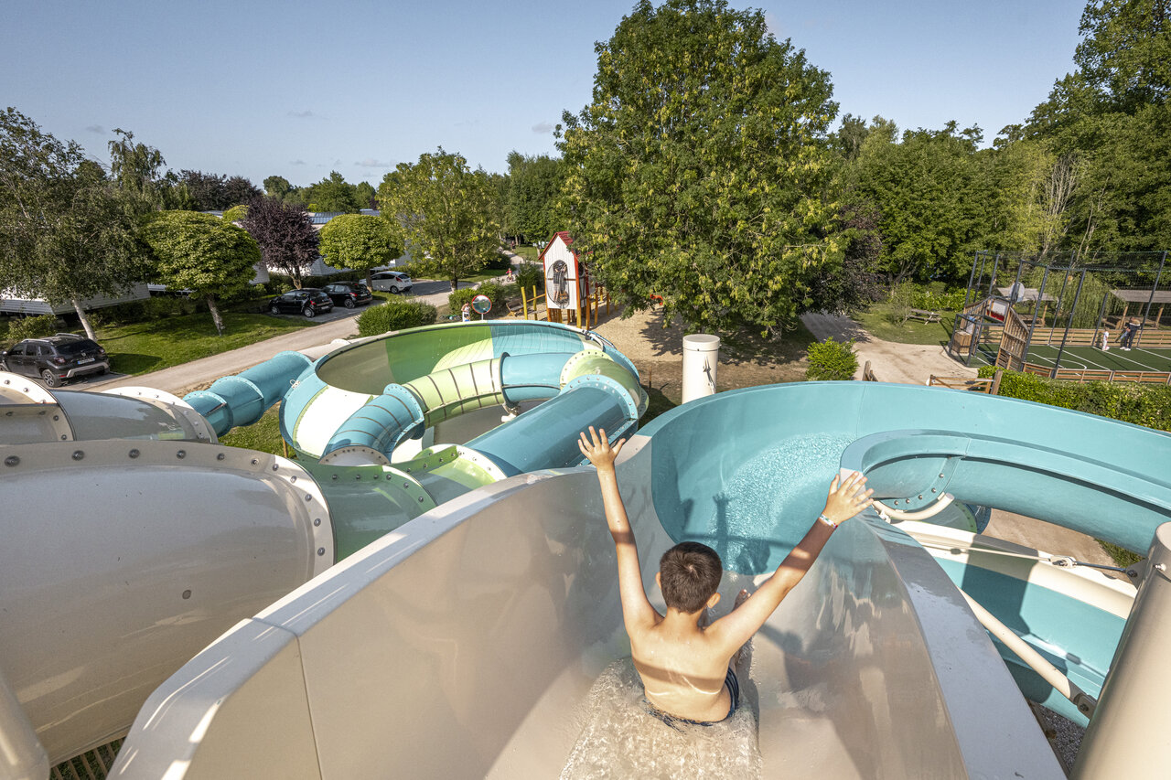 Child on water slide, park CLICOCHIC Ferme des Aulnes NAMPONT SAINT MARTIN (80).