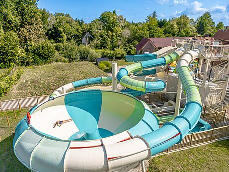 Toboggans aquatiques g�ants et entonnoir au camping CLICOCHIC Ferme des Aulnes � NAMPONT SAINT MARTIN (80).