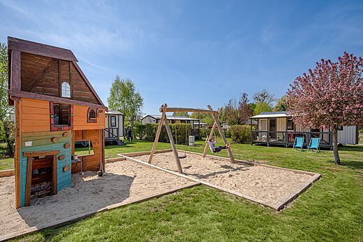Spielplatz, Schaukel und Spielhaus auf dem Campingplatz CLICOCHIC Ferme des Aulnes in NAMPONT SAINT MARTIN (80).