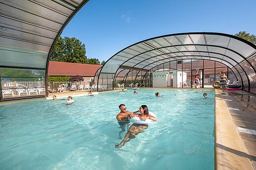 Piscine couverte et d�couverte avec baigneurs au camping CLICOCHIC Ferme des Aulnes NAMPONT SAINT MARTIN.