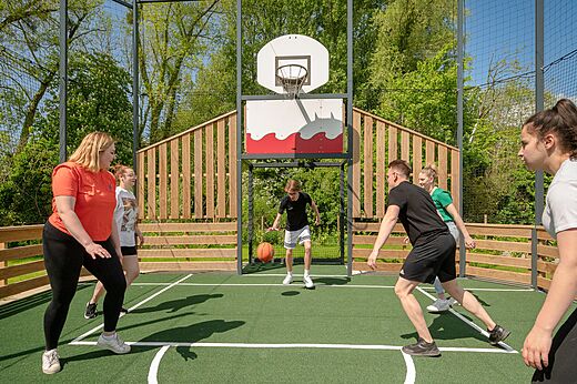 Terrain multisport, basket au camping CLICOCHIC Ferme des Aulnes � NAMPONT (80).